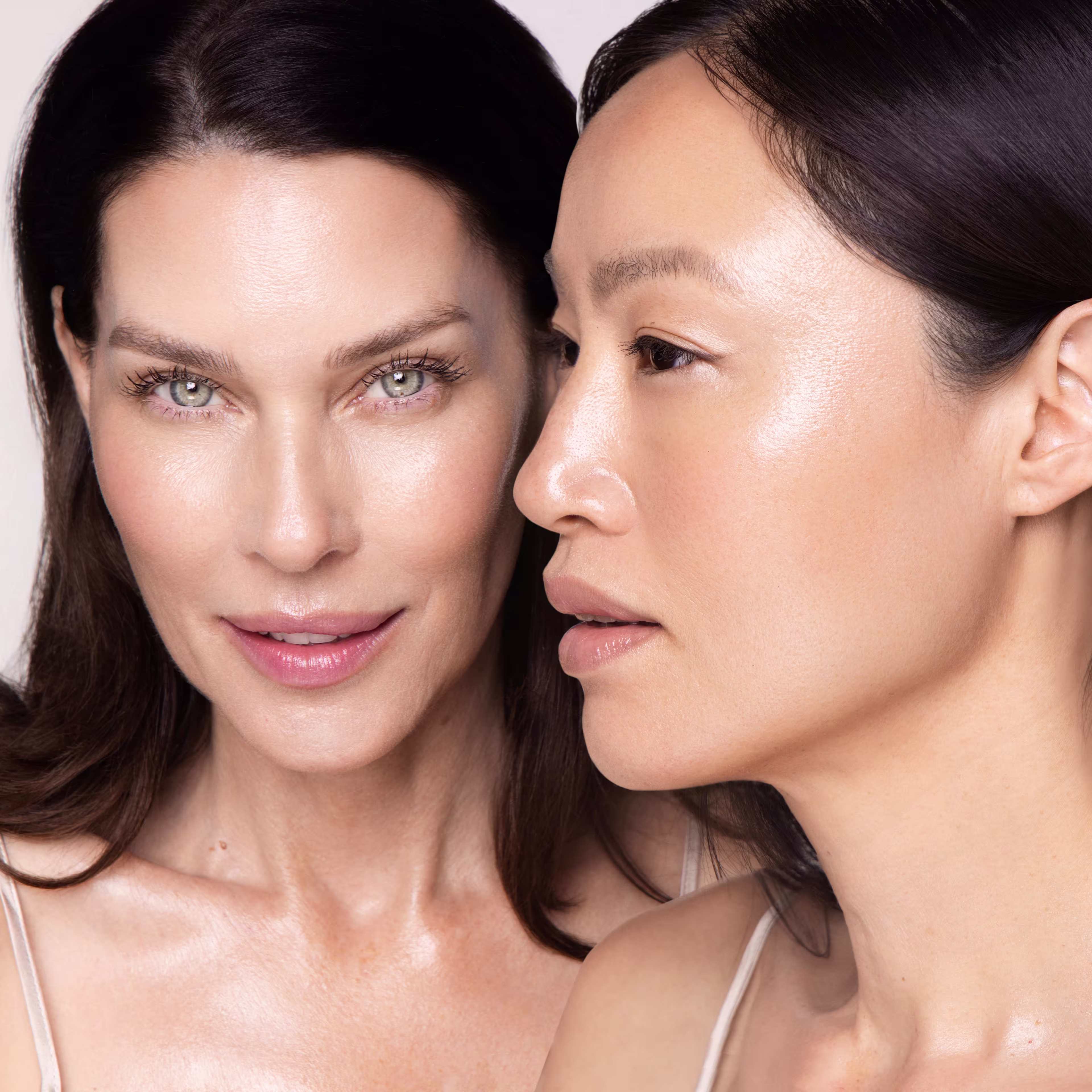 3 models hold cell forte serum