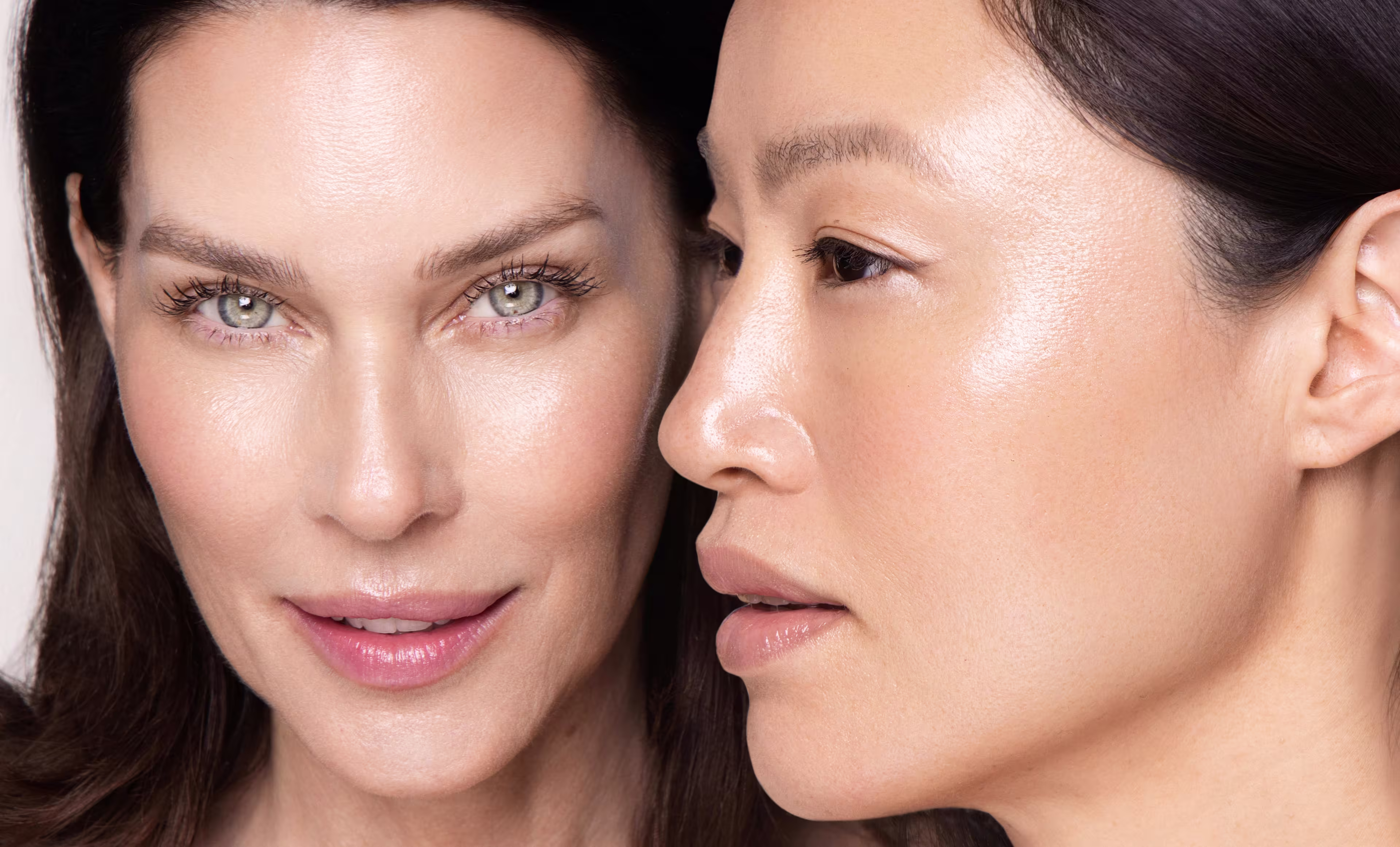 3 models hold cell forte serum